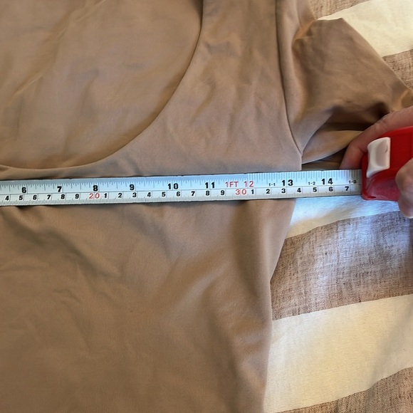 Aritzia Babaton Contour scoop neck long sleeve Tan Size Medium - Picture 8 of 10